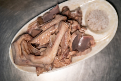 云南特色美食白卤鹅掌鹅肝鹅胗