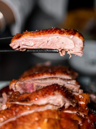 云南特色美食峨山烧鹅特写镜头