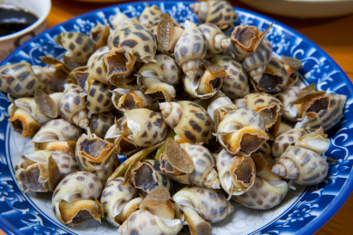 一碟鲜甜美味的白灼香螺