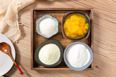 托盘里的制作南瓜饼的食材