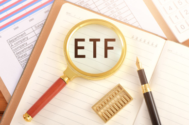 图表上的放大镜印着字母ETF