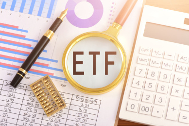 图表上的放大镜印着字母ETF