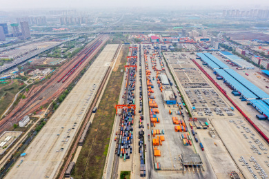 航拍郑州国际陆港集装箱中欧班列集结中心