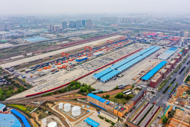 航拍郑州国际陆港集装箱中欧班列集结中心