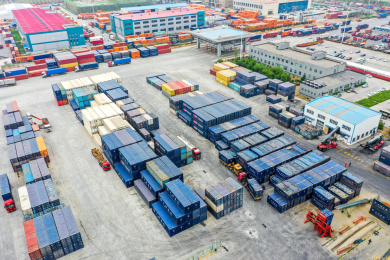 航拍郑州国际陆港集装箱中欧班列集结中心