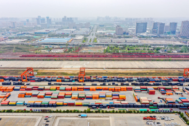 航拍郑州国际陆港集装箱中欧班列集结中心