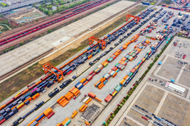 航拍郑州国际陆港集装箱中欧班列集结中心