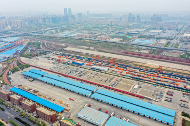 航拍郑州国际陆港集装箱中欧班列集结中心