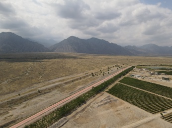 航拍宁夏贺兰山东麓葡萄酒酒庄美贺庄园