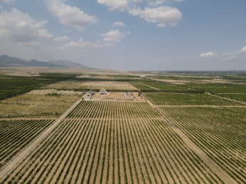 航拍宁夏贺兰山东麓葡萄酒酒庄美贺庄园