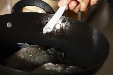 正在烹饪的鲜鱼