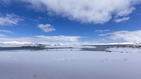 中国云南昭通大山包冬天蓝天白云雪山
