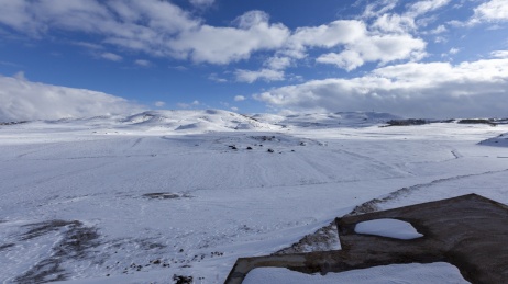 中国云南昭通大山包冬天蓝天白云雪山