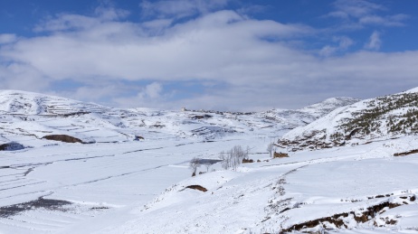 中国云南昭通大山包冬天蓝天白云雪山
