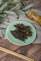 桌面上的盘子里的美味可口的肉干