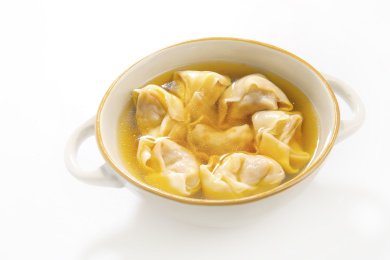 白底上的一碗清汤馄饨