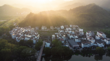 中国浙江丽水缙云县群山环抱的小村庄日出秋色