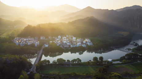 中国浙江丽水缙云县群山环抱的小村庄日出秋色