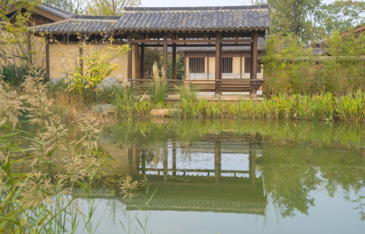 湖光水色中的河南南阳卧龙岗文化园诸葛故居