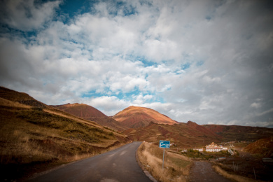 中国西藏昌都地区的山路与县道