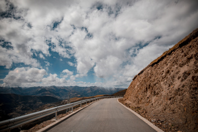 中国西藏昌都地区的山路与县道
