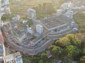 历经岁月沉淀的残缺客家围楼