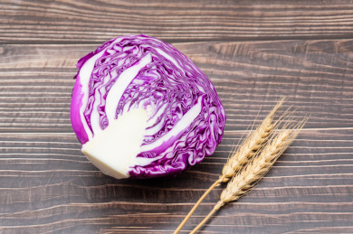 木桌背景新鲜食材紫包菜