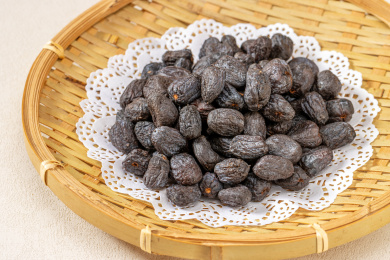竹编筐里的乌枣（小柿子）干果
