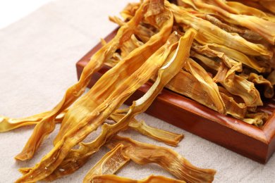用盘子装着的干笋