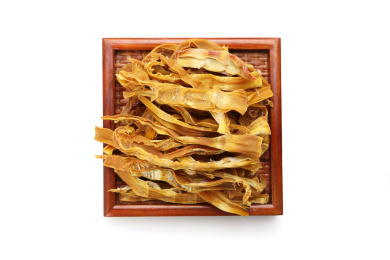 用盘子装着的干笋