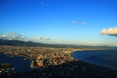 北海道函馆山夕阳下的海景与城市建筑