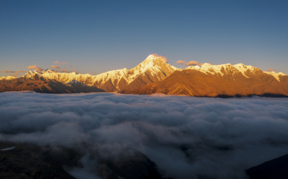 子梅垭口的云海和贡嘎雪山