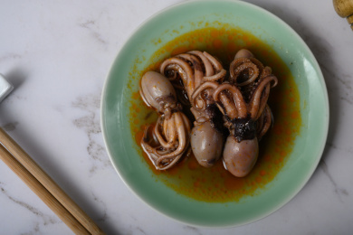 桌面上的盘子里的美味可口的麻辣八爪鱼