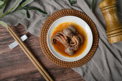 桌面上的盘子里的美味可口的麻辣八爪鱼