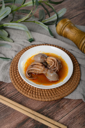 桌面上的盘子里的美味可口的麻辣八爪鱼