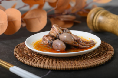 桌面上的盘子里的美味可口的麻辣八爪鱼