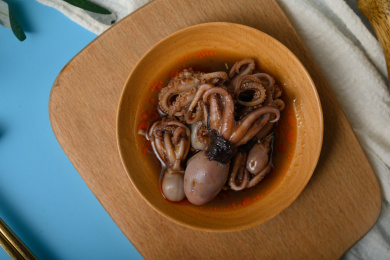 桌面上的盘子里的美味可口的麻辣八爪鱼