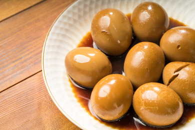 简单背景下的新鲜卤蛋