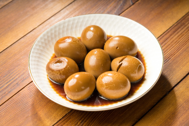 简单背景下的新鲜卤蛋