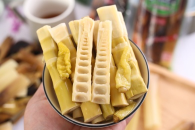 美味小吃泡椒手剥笋