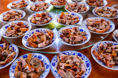 农村宴席上的徽菜菜品