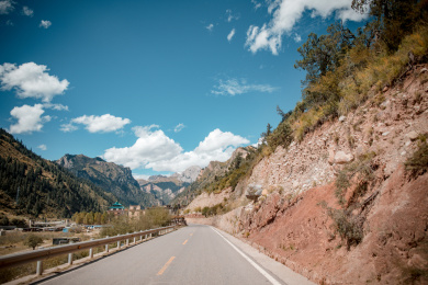 中国西藏昌都地区的山路与县道
