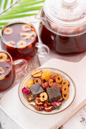 器皿里的补血茶