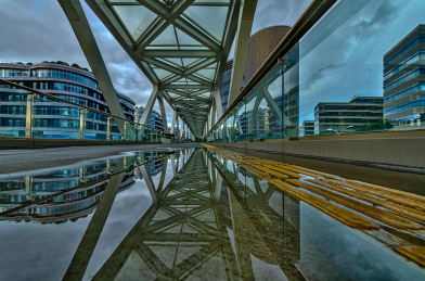 中国上海虹桥商务区的人行天桥雨后即景