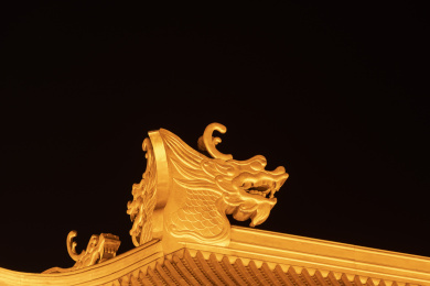 夜空下庙宇屋顶的中国龙头脊饰
