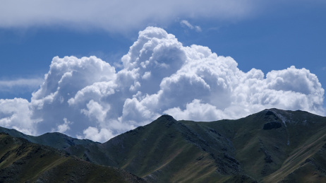 中国天山上的积雨云