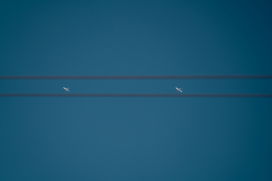 并排飞行的飞机