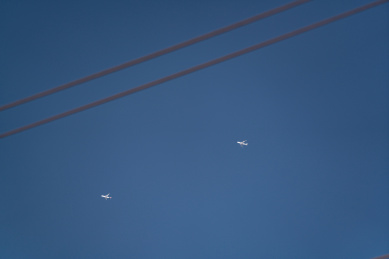 并排飞行的飞机