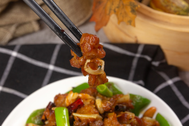 筷子夹着的油炸脆骨