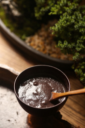 中式传统的餐桌上，一碗黑芝麻糊